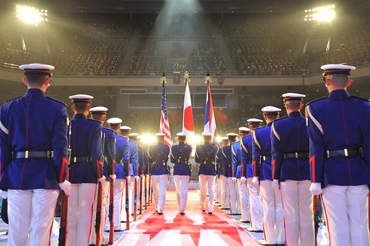 プロによる国旗掲揚という名誉 Urabeを覗く時 Urabeもまた こちらを覗いている プロによる国旗掲揚という名誉 Urabeを覗く時 Urabeもまた こちらを覗いている